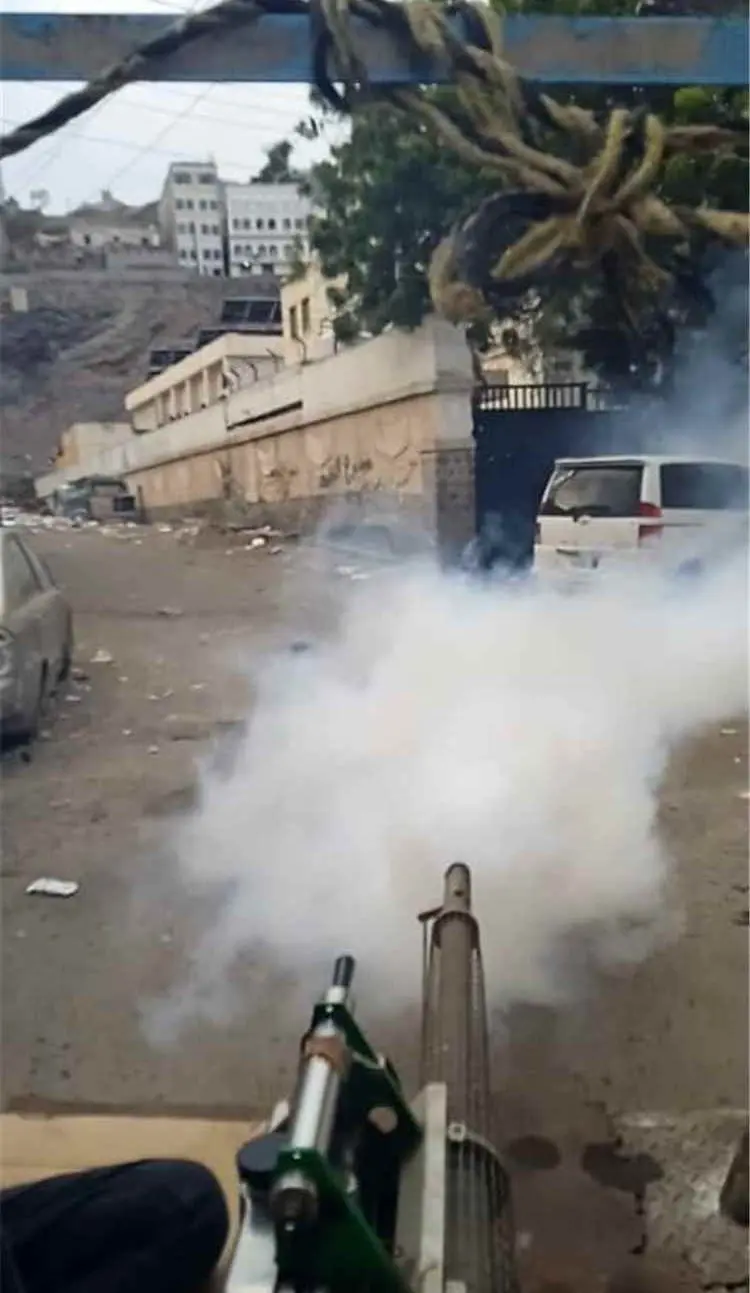 حملة رش ضبابي تستهدف بؤر انتشار الحشرات في التواهي بعدن