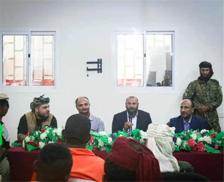 محافظ الضالع يلتقي عمال وعاملات صندوق النظافة ويعل...