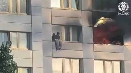 فيديو يحبس الأنفاس.. امرأة تضطر للقفز من الطابق ال...