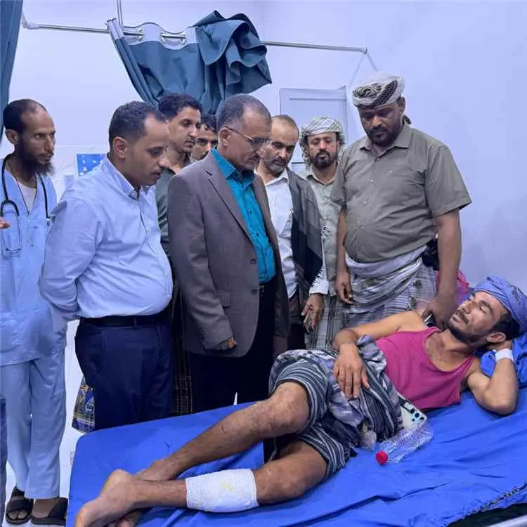 وكيل لحج الداؤودي يتفقد جرحى اللواء الرابع حزم بمستشفى عبود العسكري بعدن