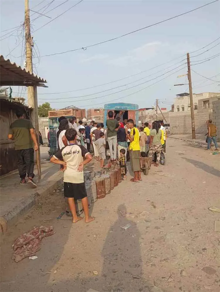 "صناعة خورمكسر" يشرف على توزيع 200 أسطوانة غاز يدا...