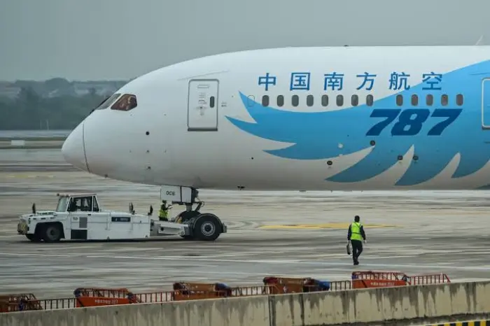 طائرة بيونغ 787 تعود إلى المطار بعد إقلاعها بسبب مشكلة فنية