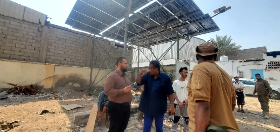 اليزيدي يتفقد مضخة الدرين للصرف الصحي ويطلع على سي...