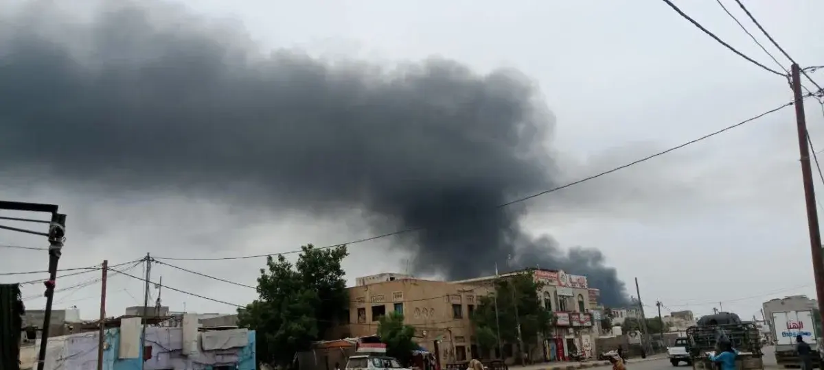 الحوثيون يقصفون المخا بالصواريخ الباليستية والطائر...