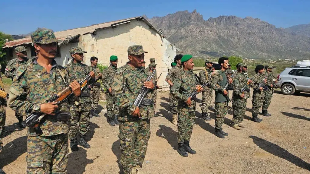 مدير أمن الضالع يزور قوات طوارئ الأمن الوطني ويكرّ...