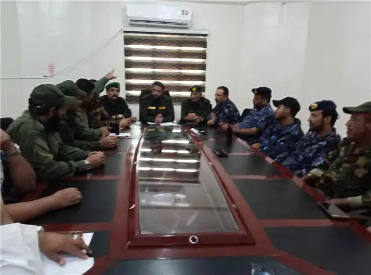 مدير أمن لحج يترأس اجتماعاً طارئاً مع القيادات والوحدات الأمنية ويؤكد أهمية الانضباط والتسلسل الإداري