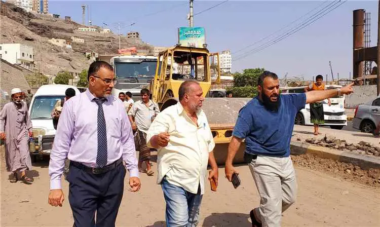 مدير عام التواهي يتفقد مشروع رصف شارع حجيف ويوجه بإعادة تفعيل شبكة تصريف مياه الأمطار القديمة