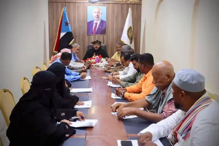 انتقالي حضرموت يدعو المحافظ إلى الاستقالة وينظم عص...