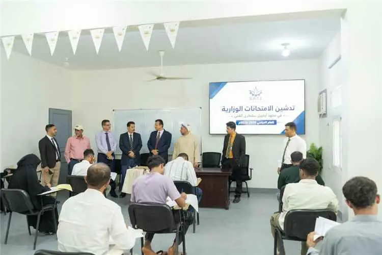 المحافظ الثقلي يدشن الامتحانات الوزارية بمعهد أرخبيل سقطرى الفني