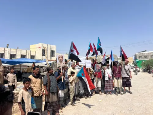انتقالي يبعث ينظم وقفة احتجاجية أمام المجمع الحكومي بالمديرية