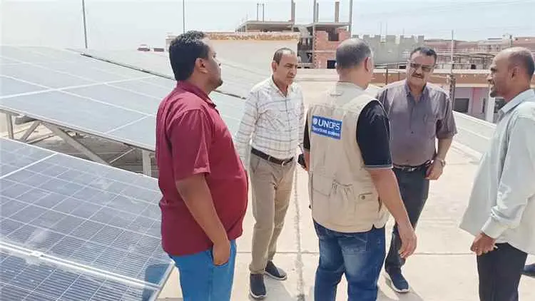 مدير عام البريقة يدشن تشغيل منظومات الطاقة الشمسية في مركز صحي ومدرستين