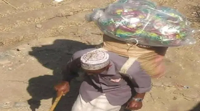 صورة بائع مسن من تعز تهز منصات التواصل.. رجل أنهكته السنين ويواصل السير بحثًا عن لقمة العيش
