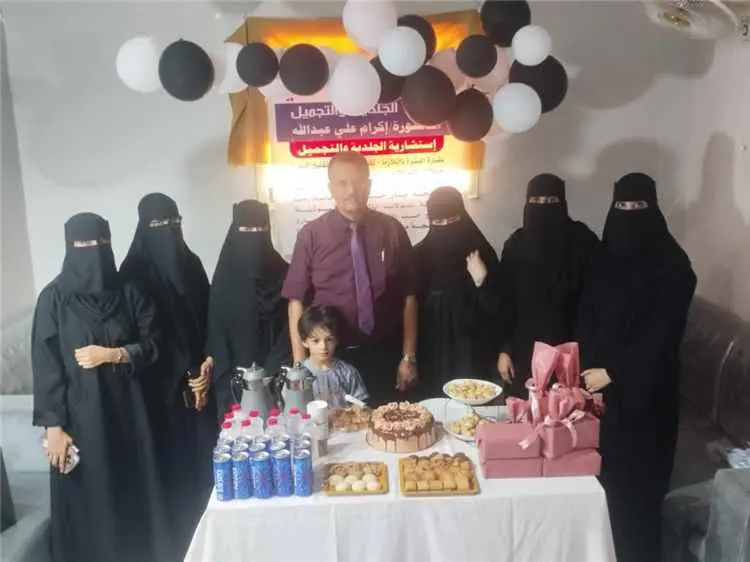 مدير مركز القاهرة الطبي بعدن يكرم عدداً من عمال ال...