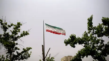 إيران تمنع عودة موظفين بالسفارة الفرنسية وتتهمهما...