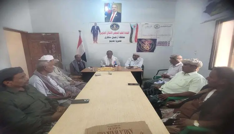 انتقالي حديبو يناقش مع قيادة مركز ديحمض تعزيز العم...