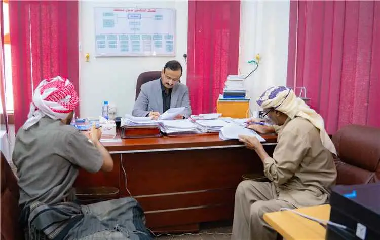 محافظ شبوة يشرف على توقيع عقود انشاء مدرستي جعدر،...