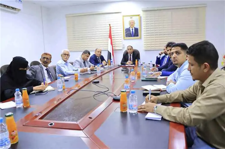 وزير الصناعة والتجارة يشدد على رفع الجاهزية وتعزيز المخزون واستقرار الأسواق في المحافظات المحررة