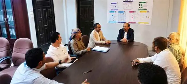 الوكيل الدغاري يتفقد مستوى الانضباط والأداء الإداري والخدمي بمكتب الصحة والسكان بالمحافظة.