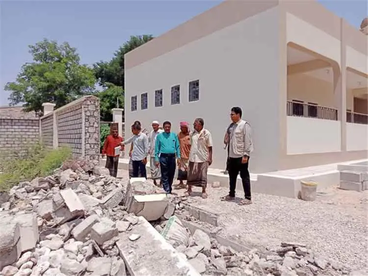 مدير عام تريم يتفقد مشروع مدرسة الواسطة للتعليم ال...