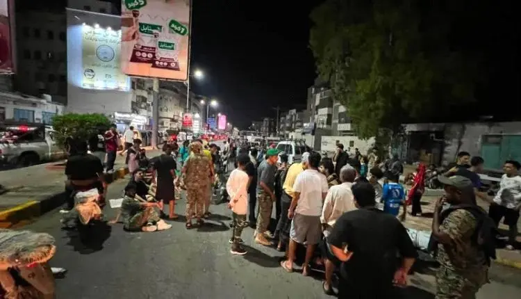 "ثورة الفرشان".. غضب شعبي عارم يجتاح عدن احتجاجاً على تدهور المعيشة