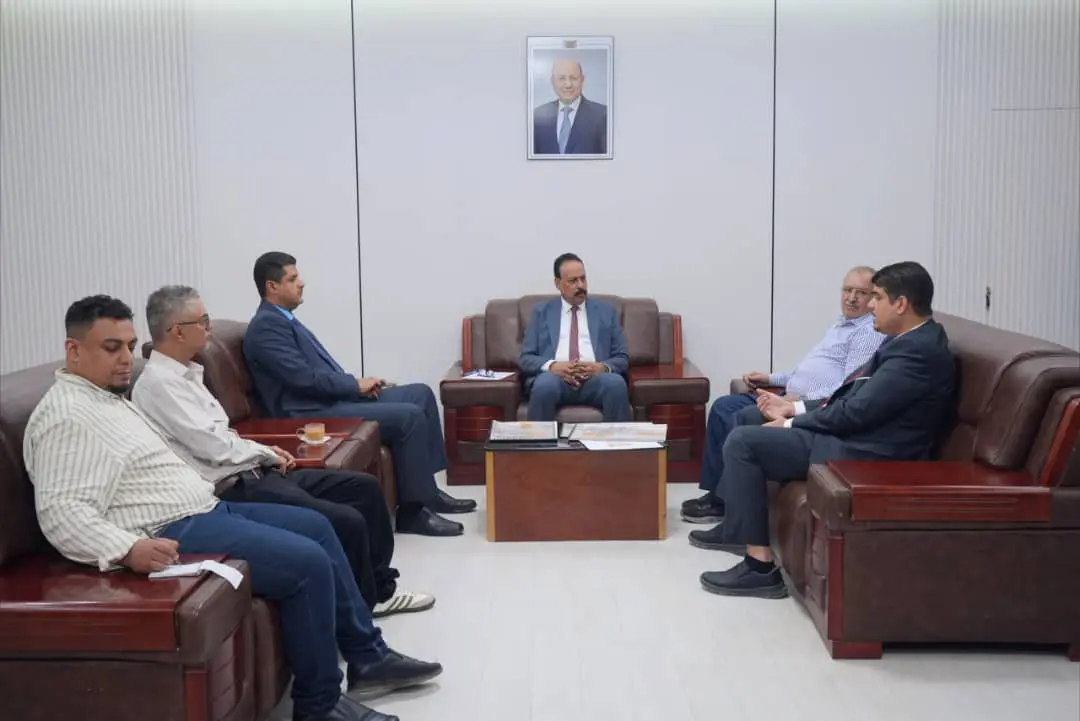 لقاء يناقش سير تنفيذ مشاريع الطرق وتفعيل محطات الوزن المحوري في حضرموت