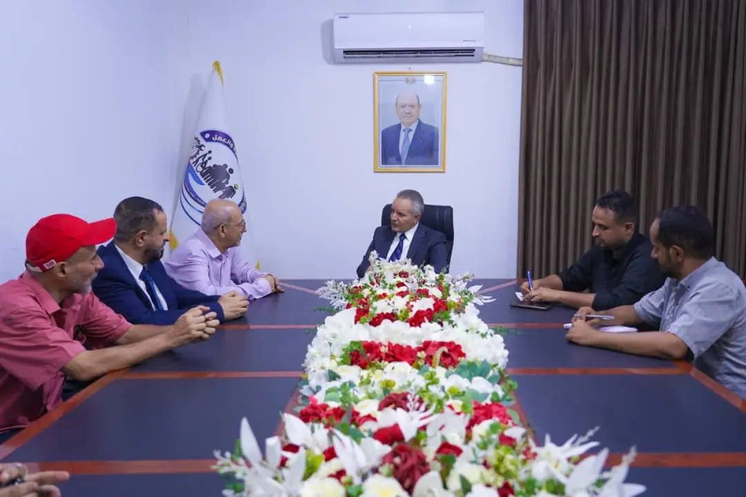 وزير الشؤون الاجتماعية والعمل يناقش سبل تطوير وتوسيع أنشطة جمعية يافع الخيرية