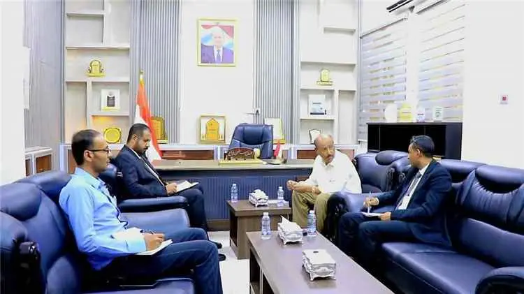 لقاء بسيئون يناقش احتياجات الكهرباء والتنمية بمدير...
