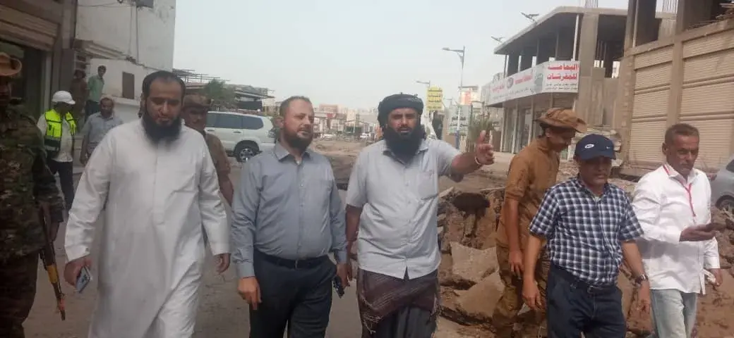 اليزيدي يدشن أعمال سفلتة طريق الثلاثين جولة العمري...