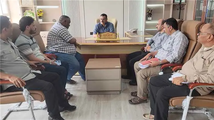 مدير عام البريقة يشهد مراسم التسليم والإستلام لإدا...