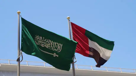 "رويترز": السعودية تفرض رقابة مشددة على التحويلات...