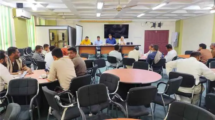 الوكيل الكثيري يترأس جلسة فتح مظاريف مشروع إنشاء وترميم قاعات تدريبية بالمعهد التجاري بفوه