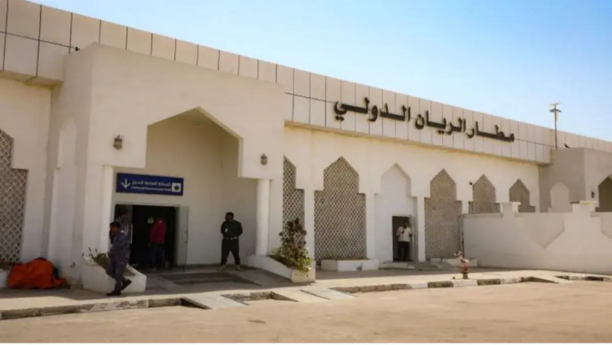 مسيّرات يُعتقد أنها حوثية تحلّق فوق أجواء مطار الر...