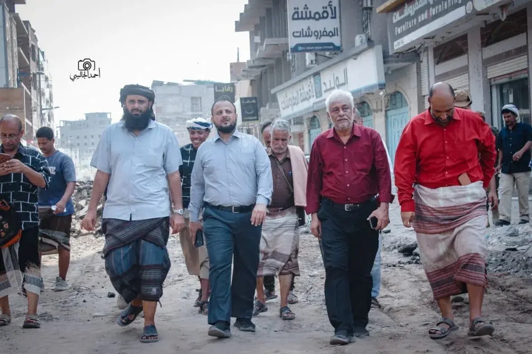برعاية وزير الدولة محافظ العاصمة عدن..   مأمور المنصورة يُدشن أعمال سفلتة طريق الثلاثين جولة العمري – الوالي