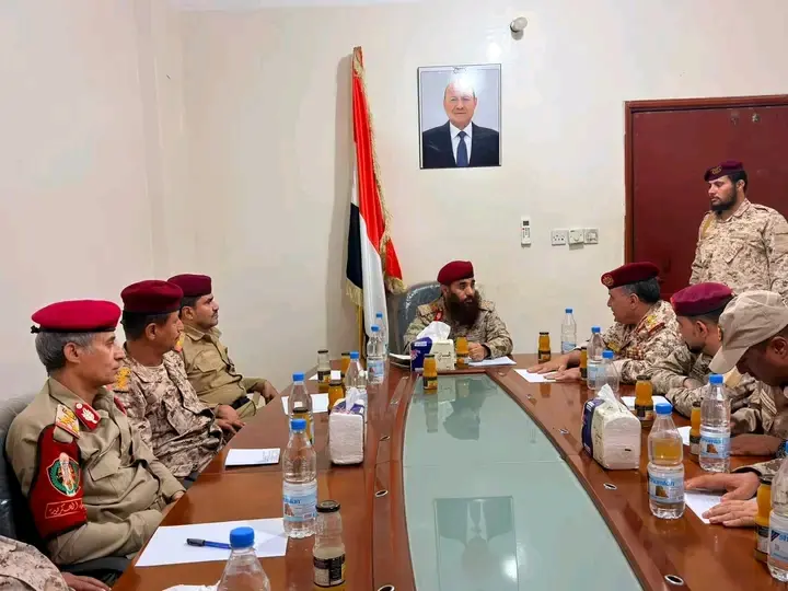 حمدي شكري يلتقي قيادة محور تعز ويوجه برفع الجاهزية...
