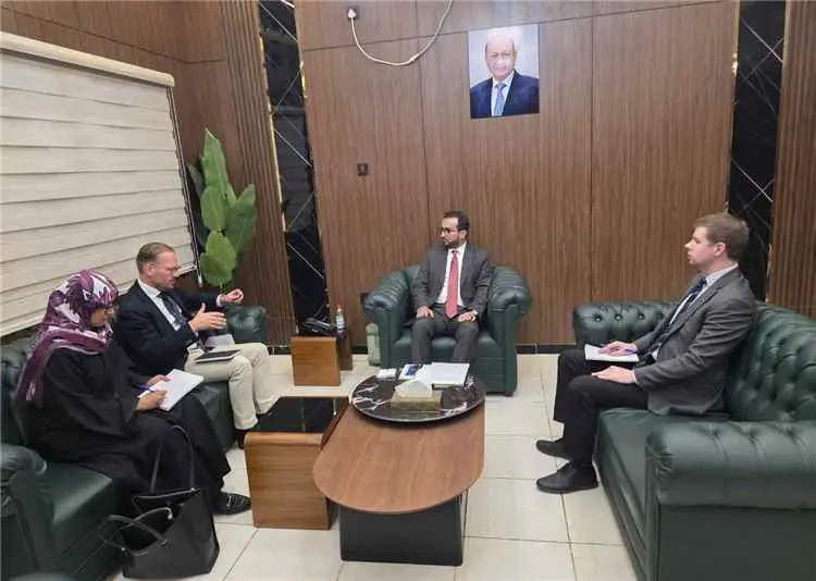 العولقي يبحث مع مستشار المبعوث الأممي المستجدات ال...