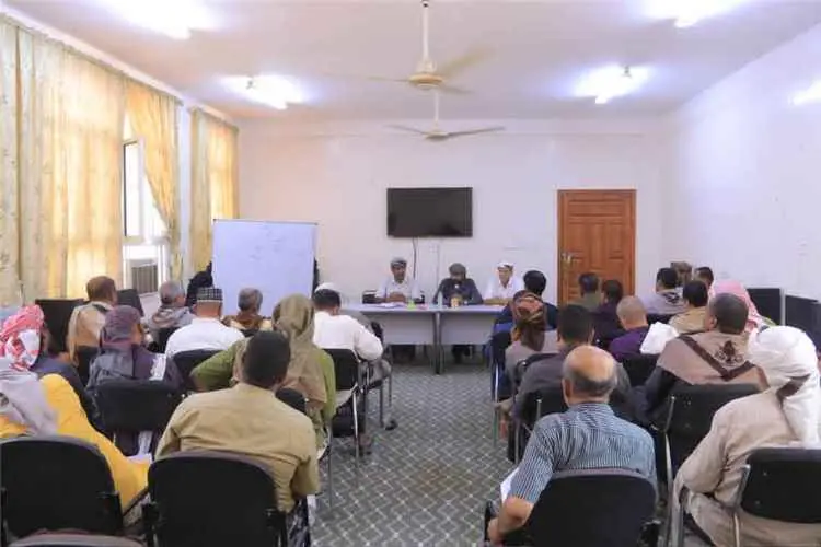 مدير عام شبام يترأس اجتماعًا بمديري المدارس والثان...