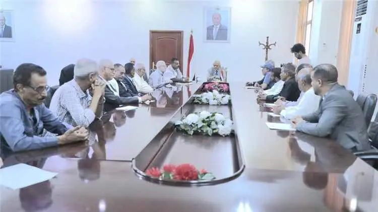 محافظ تعز يناقش مع الأحزاب والتنظيمات السياسية تعزيز الاصطفاف الوطني ومواجهة تصعيد مليشيا الحوثي