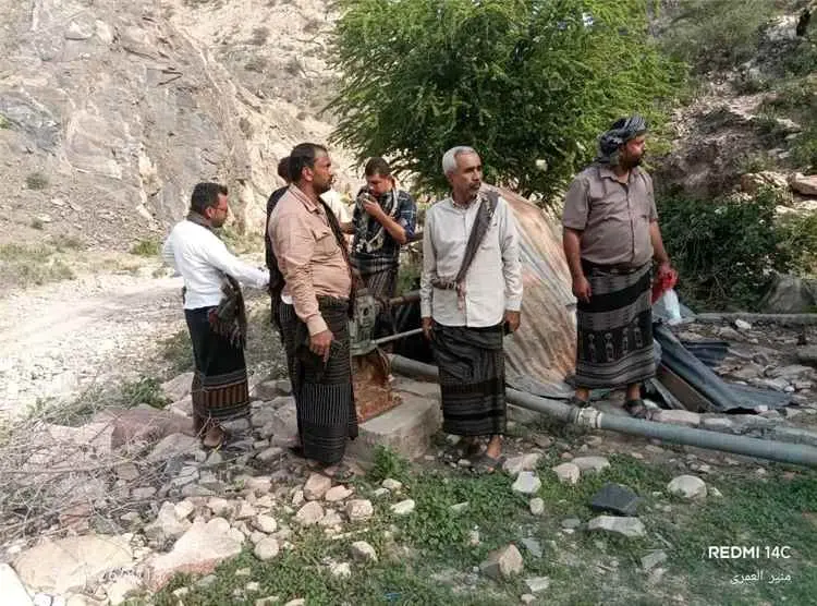 فريق هندسي يحدد موقعين لحفر بئرين ارتوازيين ضمن مش...