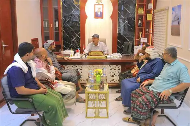 مدير عام سيئون يناقش مع تجار محلات الذهب جوانب الت...