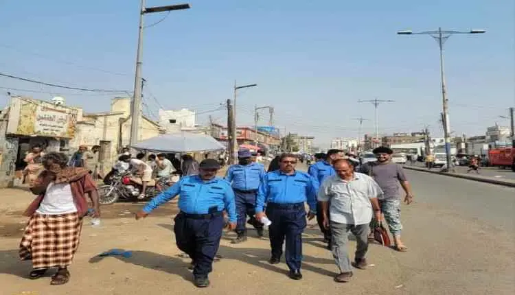 نائب مدير شرطة السير بعدن ينفذ حملة ميدانية لتنظيم...