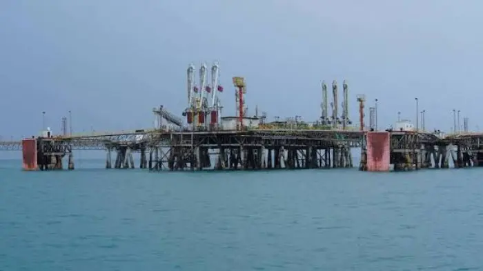 العراق يبحث عن مسار لتصدير النفط بديل لهرمز