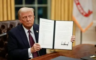 ترامب يعلق فرض رسوم جمركية بنسبة 50% على كندا