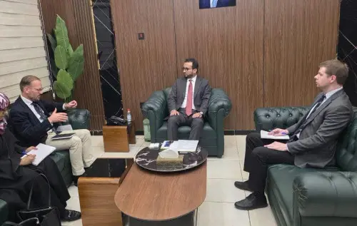 وزير الخدمة المدنية يبحث مع المستشار الاقتصادي للم...