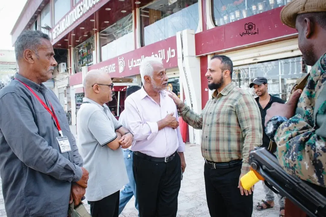 اليزيدي ينفذ جولة ميدانية لإزالة العوائق والإشغالا...