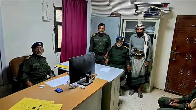 العقيد الدهولي يتفقد إدارة شرطة مديرية عسيلان ويشد...