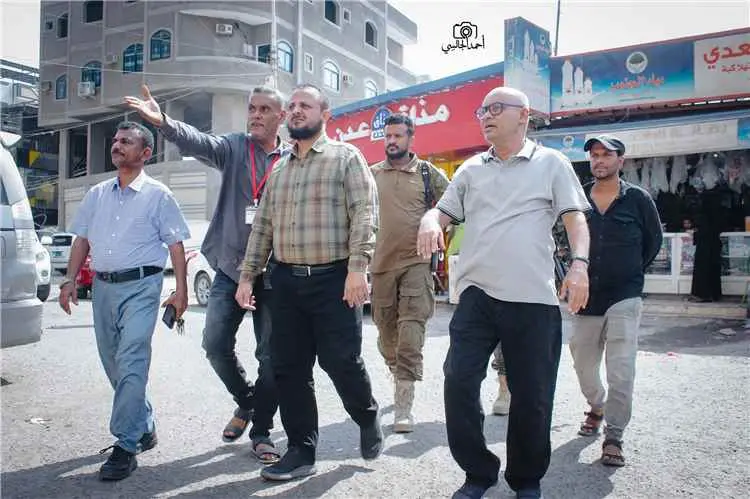 اليزيدي ينفذ جولة ميدانية لإزالة العوائق والإشغالا...