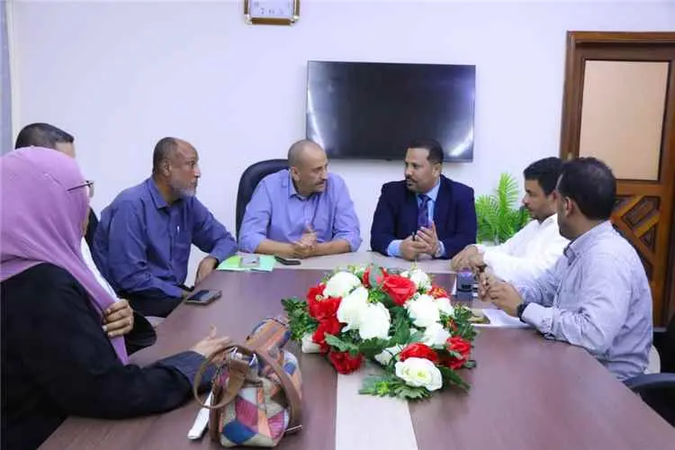 لقاء بعدن يناقش استكمال مشروع الخط الاستراتيجي لشب...