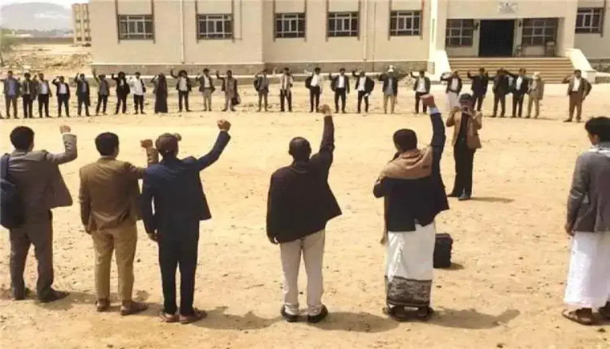 اسرار | عزلة جماهيرية ونزيف في الجبهات.. الحوثيون يتجهون لتجنيد الأطفال بعد الممانعة القبلية