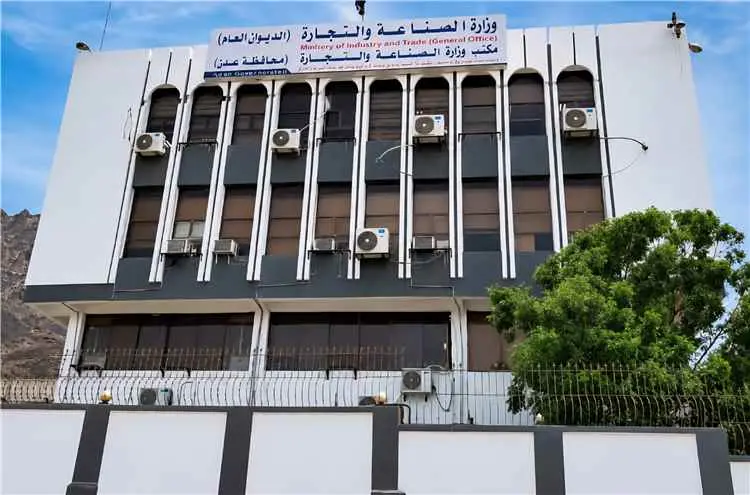 وزارة الصناعة والتجارة توجّه بالإفراج عن السكر الب...