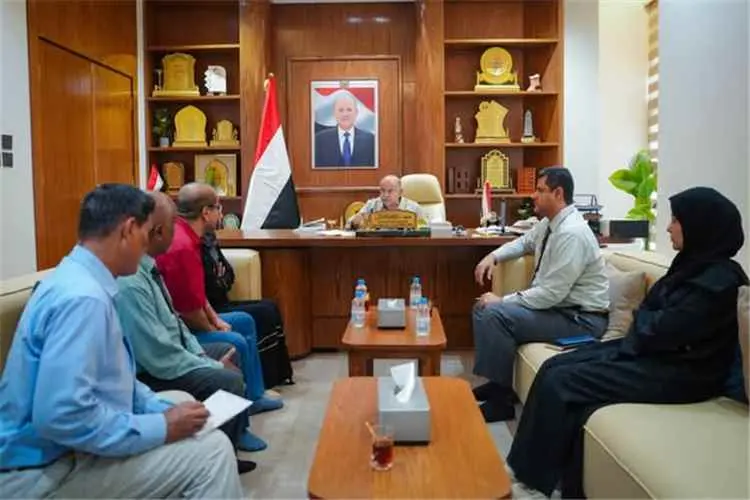 عضو مجلس القيادة محافظ حضرموت يناقش أسباب تعثر الع...